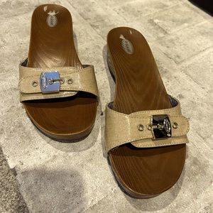 NIB Taupe/gold sandals, size 7